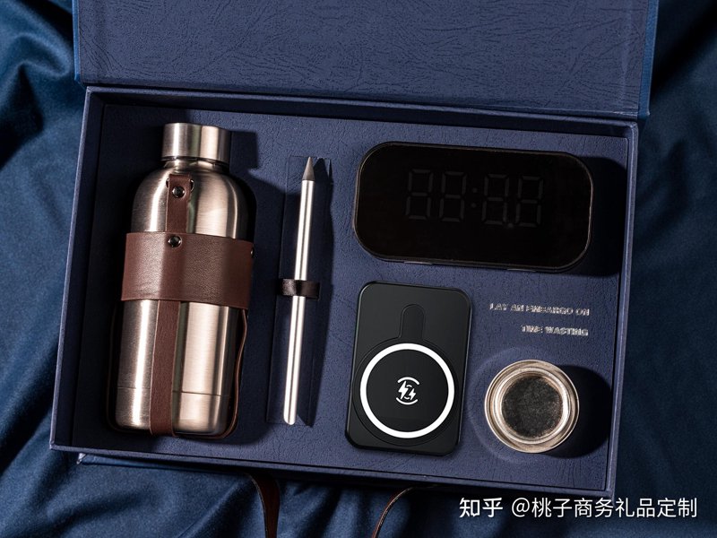 企业在选择礼品采购平台时，如何确保既实用又符合品牌形象呢？让我们从多个维度对比分析。平台A和平台B是市场上较为知名的两家企业礼品供应商。
